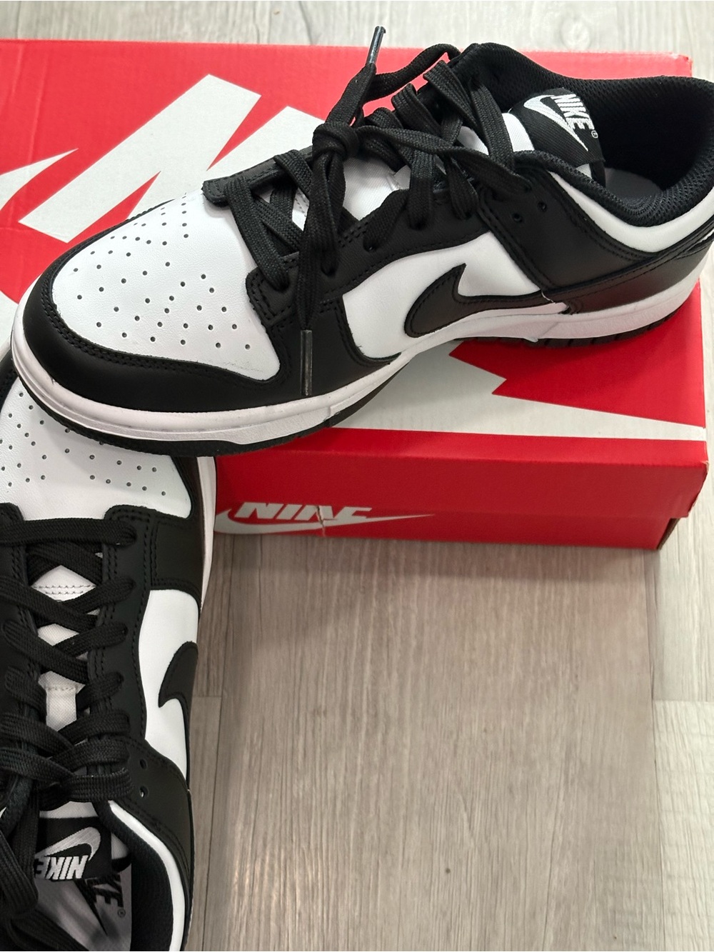 Nike unisex Black/White Low-Top Sneakers women’s size 7 BNWT AT-6/27